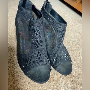 Women’s Sparkly Black Rhinestoned High Heel